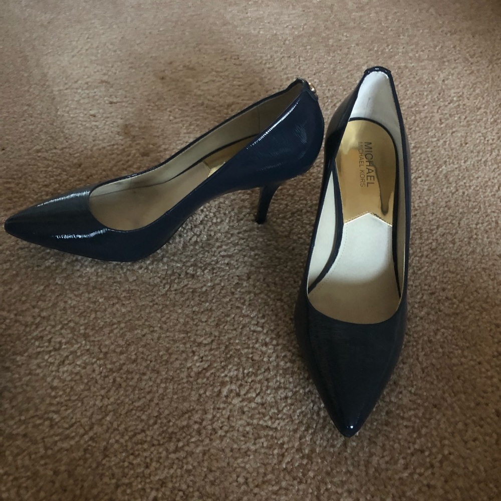 Micheal Kors navy blue patent leather pumps